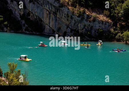Gola di Verdon, Francia - 24 giugno 2025: I turisti esplorano la gola di Verdon in pedalò, kayak e pedalò. Un luogo ideale per una vacanza attiva Foto Stock