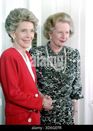 La First Lady Nancy Reagan con il primo ministro britannico Margaret Thatcher durante un viaggio nel Regno Unito per il matrimonio reale del principe Andrew e Sarah Ferguson, 10 Downing Street, Londra, Inghilterra, Regno Unito, Presidente Ronald Reagan White House Photographic Office, 22 luglio 1986 Foto Stock