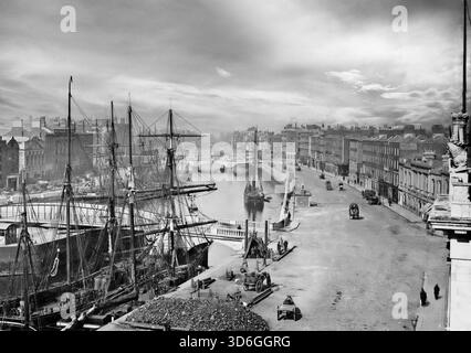 Nave a vela della fine del XIX secolo nel fiume Liffey, scaricando carbone (?) On Inn's Quays, accanto al Four Courts, Dublino, Irlanda Foto Stock