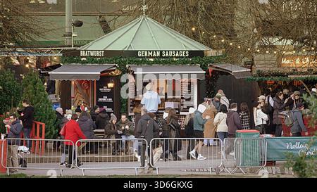 Edimburgo, Scozia, Regno Unito. 20 novembre 2025. Meteo nel Regno Unito: Inizia il sole con la stagione turistica natalizia e del festival hogmanay, con l'apertura delle attrazioni e l'arrivo dei turisti per le sei settimane. Credit Gerard Ferry/Alamy Live News Foto Stock