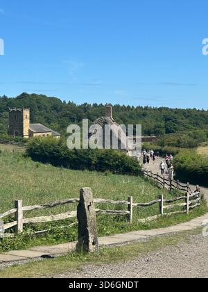 Ammira la passeggiata verso la storica fattoria Pockerley e Waggonway al Beamish Museum in una giornata luminosa e soleggiata. Beamish, Inghilterra Foto Stock