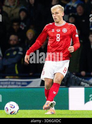 GLASGOW, SCOZIA - 18 NOVEMBRE: Il danese Gustav Isaksen in azione durante una partita di qualificazione ai Mondiali di calcio 2026 tra Scozia e Danimarca ad Hampden Park, il 18 novembre 2025, a Glasgow, Scozia. (Foto di Paul Byars / Alamy Live News) Foto Stock