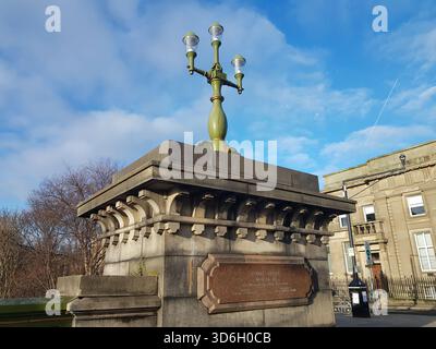 Luci di strada in vecchio stile su un ponte a Glasgow, Scozia Foto Stock