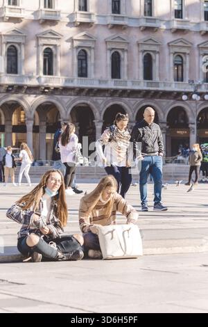 Giovani che camminano nel centro di Milano con e senza maschere facciali durante l'epidemia di covid 19. Milano, Italia - 27.09.2020 Foto Stock
