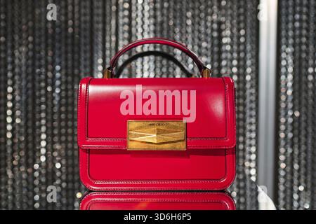 Milano, Italia - 25 febbraio 2023: Borsa Jimmy Choo sul podio, accessori donna in negozio Foto Stock