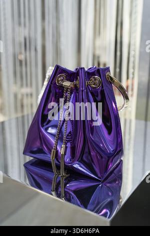 Milano, Italia - 25 febbraio 2023: Borsa Jimmy Choo sul podio, accessori donna in negozio Foto Stock