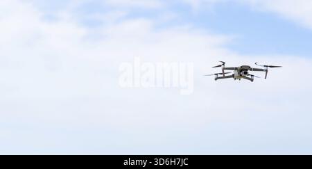 Drone quadrocopter con fotocamera digitale, drone aereo drone che vola con action camera Foto Stock