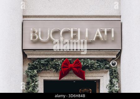 Milano, Italia - 13 novembre 2021: Logo facciata del negozio di abbigliamento donna Buccellati. Negozio di lusso Foto Stock