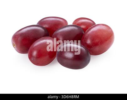 Grappoli isolati su sfondo bianco. Frutta rosa fresca, dolce e matura. Mucchio di uve cardinali rosse. Tracciato di ritaglio. Profondità di campo completa Foto Stock