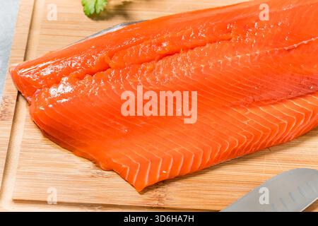 Filetto di salmone crudo biologico pronto per la cottura con erbe aromatiche Foto Stock