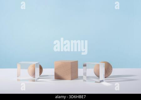 Mock-up creativo della fase del prodotto geometrico, piattaforma di esposizione cosmetica, pubblicità del prodotto, stand geometrico. Podio cubico in legno e vetro, sfera su BL Foto Stock