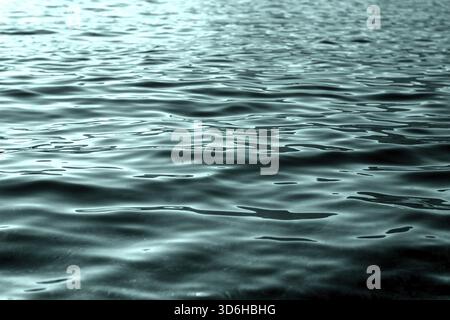 Motivo di riflessione del movimento di sfondo della superficie di ondulazione acqua verde Foto Stock