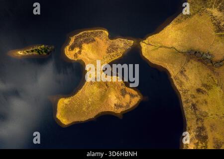 Vista aerea delle piccole isole di Loch Tarff. Si trova ad est del vicino Loch Ness e a poche miglia dal villaggio di Fort Augustus in Scozia. Foto Stock