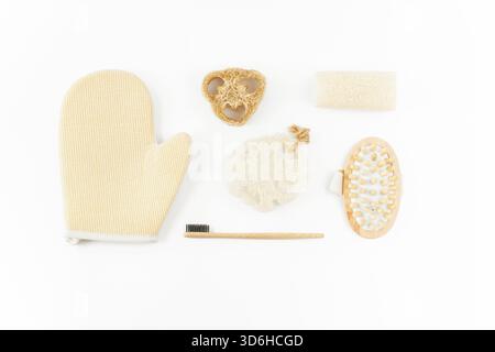 Set di prodotti da bagno e da bagno sostenibili su sfondo bianco, piano. Concetto ecologico Foto Stock