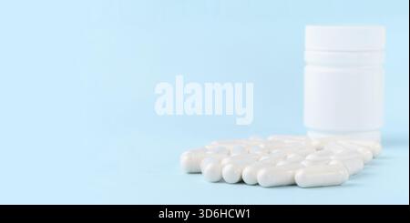 Capsule mediche di glucosamina condroitina, aminoacidi, maltodestrina sulla superficie blu. Integratori farmaceutici. Concetto di assistenza sanitaria Foto Stock