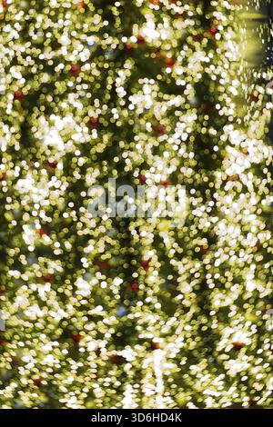 Scintillanti luci natalizie con sfondo bokeh verde e oro Foto Stock