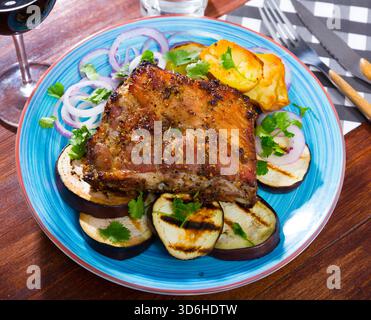 carne di maiale arrosto con verdure Foto Stock