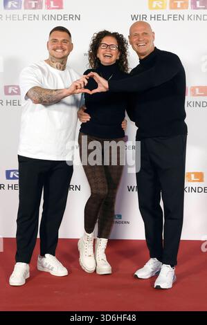 Nico Legat, Alexandra Legat e Thorsten Legat beim 30. RTL-Spendenmarathon 2025 m Studio 8 der EMG Studios. Hürth, 20.11.2025 *** Nico Legat, Alexandra Legat e Thorsten Legat alla 30 RTL Spendenmarathon 2025 nello Studio 8 agli EMG Studios Hürth, 20 11 2025 foto:XR.xStoffelsx/xFuturexImagex spendenmarathon 5298 Foto Stock