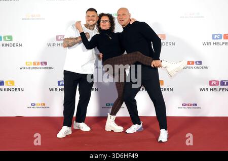 Nico Legat, Alexandra Legat e Thorsten Legat beim 30. RTL-Spendenmarathon 2025 m Studio 8 der EMG Studios. Hürth, 20.11.2025 *** Nico Legat, Alexandra Legat e Thorsten Legat alla 30 RTL Spendenmarathon 2025 nello Studio 8 agli EMG Studios Hürth, 20 11 2025 foto:XR.xStoffelsx/xFuturexImagex spendenmarathon 5301 Foto Stock