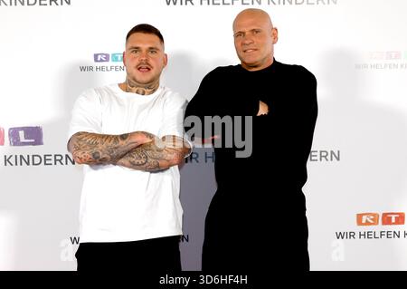 Nico Legat und Thorsten Legat beim 30. RTL-Spendenmarathon 2025 m Studio 8 der EMG Studios. Hürth, 20.11.2025 *** Nico Legat e Thorsten Legat alla 30 RTL Spendenmarathon 2025 nello Studio 8 agli EMG Studios Hürth, 20 11 2025 foto:XR.xStoffelsx/xFuturexImagex spendenmarathon 5309 Foto Stock