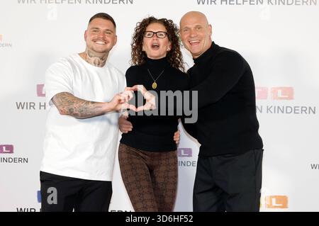 Nico Legat, Alexandra Legat e Thorsten Legat beim 30. RTL-Spendenmarathon 2025 m Studio 8 der EMG Studios. Hürth, 20.11.2025 *** Nico Legat, Alexandra Legat e Thorsten Legat alla 30 RTL Spendenmarathon 2025 nello Studio 8 agli EMG Studios Hürth, 20 11 2025 foto:XR.xStoffelsx/xFuturexImagex spendenmarathon 5299 Foto Stock