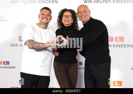 Nico Legat, Alexandra Legat e Thorsten Legat beim 30. RTL-Spendenmarathon 2025 m Studio 8 der EMG Studios. Hürth, 20.11.2025 *** Nico Legat, Alexandra Legat e Thorsten Legat alla 30 RTL Spendenmarathon 2025 nello Studio 8 agli EMG Studios Hürth, 20 11 2025 foto:XR.xStoffelsx/xFuturexImagex spendenmarathon 5300 Foto Stock