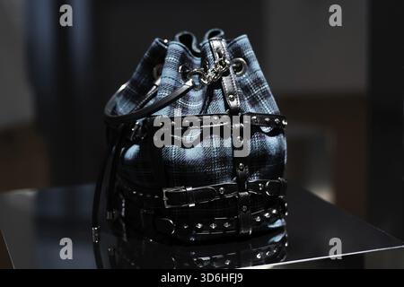 Milano, Italia - 25 febbraio 2023: Borsa Jimmy Choo sul podio, accessori donna in negozio Foto Stock