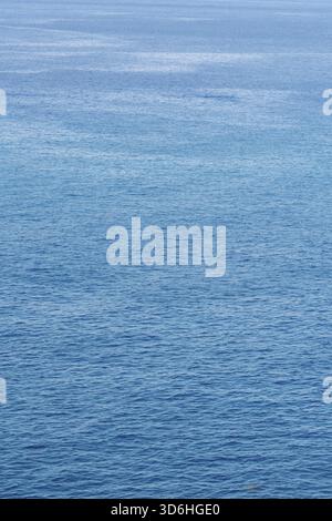 Vista aerea delle onde e delle rapide del fiume selvaggio, primo piano, colpo in alto Foto Stock