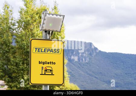 Lecco, Italia - 15 agosto 2022: Riscossione elettronica dei pedaggi Telepass. Pagamento con Telepass o carta Foto Stock