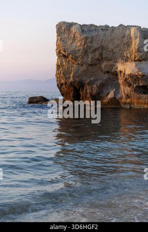 Rock in riva al mare. Spiaggia rocciosa sul mar mediterraneo. Sardegna, Italia Foto Stock