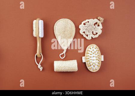 Spugna per la pulizia naturale, spazzola massaggiante, senza plastica, kit di bambù e legno, prodotti da bagno ecologici. Concetto di stile di vita sostenibile. Bagno rifiuti zero Foto Stock