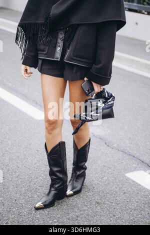 Parigi, Francia - 3 ottobre 2021: Donna indossa la borsa Hermes Kelly, dettagli Street style Foto Stock