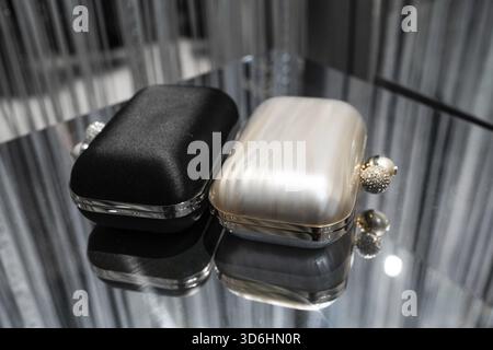 Milano, Italia - 25 febbraio 2023: Borsa Jimmy Choo sul podio, accessori donna in negozio Foto Stock