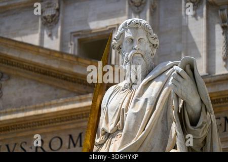 Una statua di San Paolo (di Adamo Tadolini, 1838) di fronte alla Basilica di San Pietro in Vaticano, Roma, Italia. Foto Stock