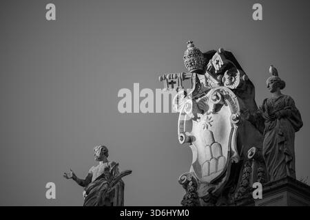 Lo stemma di Papa Alessandro VII, in cima al colonnato della Basilica di San Pietro a Roma. Foto Stock