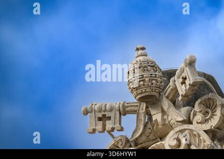 Lo stemma di Papa Alessandro VII, in cima al colonnato della Basilica di San Pietro in Vaticano, Roma, Italia. Foto Stock
