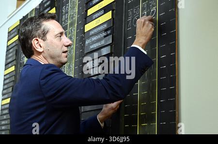 Bruxelles, Belgio. 20 novembre 2025. Materialise CFO Koen Berges, nella foto durante la cerimonia della campana in occasione del primo giorno di negoziazione di Materialise su Euronext Bruxelles, giovedì 20 novembre 2025, alla Borsa Euronext di Bruxelles. BELGA PHOTO ERIC LALMAND credito: Belga News Agency/Alamy Live News Foto Stock