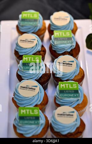 Bruxelles, Belgio. 20 novembre 2025. L'immagine illustrativa mostra i cupcake durante la cerimonia della campana in occasione del primo giorno di negoziazione di Materialise sull'Euronext Bruxelles, giovedì 20 novembre 2025, alla Borsa Euronext di Bruxelles. BELGA PHOTO ERIC LALMAND credito: Belga News Agency/Alamy Live News Foto Stock