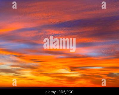 Cielo al tramonto ardente rosso arancio cielo nuvoloso Foto Stock