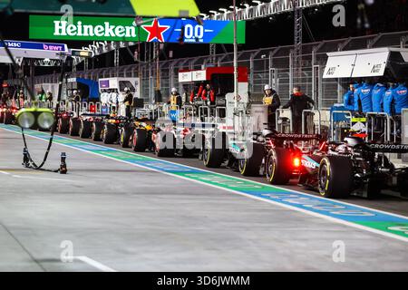 Las Vegas, Nevada, Stati Uniti. 20 novembre 2025. Diversi veicoli attendono sulla corsia dei box la bandiera verde durante la seconda sessione di prove al Gran Premio di Formula 1 Heineken Las Vegas a Las Vegas, Nevada. Christopher Trim/CSM/Alamy Live News Foto Stock