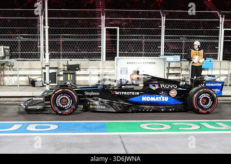 Las Vegas, Nevada, Stati Uniti. 20 novembre 2025. Atlassian Williams Racing, il pilota Mercedes Alexander Albon (23) guida lungo la pit Lane durante la seconda sessione di prove al Gran Premio di Formula 1 Heineken Las Vegas a Las Vegas, Nevada. Christopher Trim/CSM/Alamy Live News Foto Stock