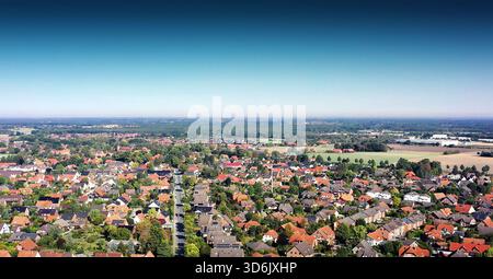 Case e architettura suburbana dall'alto, che illustrano la crescita della comunità e la pianificazione urbana all'interno di una zona urbana di transizione rurale Foto Stock