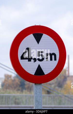 Segnaletica stradale circolare che indica una limitazione di altezza massima del veicolo di 4,5 metri, garantendo la sicurezza stradale e la conformità Foto Stock