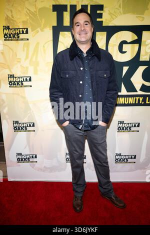 Los Angeles, Stati Uniti. 20 novembre 2025. Il comico John Campanelli partecipa alla prima mondiale del documentario THE MIGHTY OAKS al LANDMARK Theater WESTWOOD, Los Angeles, CA, 20 novembre 2025 Credit: Eugene Powers/Alamy Live News Foto Stock
