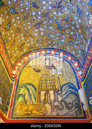 Lunetta decorata con un giovane Cristo guerriero nella volta del nartece - la Cappella di Sant'Andrea, cappella privata del vescovo, costruita ai tempi di Teodorico (fine V secolo) e dedicata a Sant'Andrea - Museo Arcivescovile - Ravenna, Italia Foto Stock