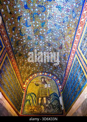 Lunetta decorata con un giovane Cristo guerriero nella volta del nartece - la Cappella di Sant'Andrea, cappella privata del vescovo, costruita ai tempi di Teodorico (fine V secolo) e dedicata a Sant'Andrea - Museo Arcivescovile - Ravenna, Italia Foto Stock