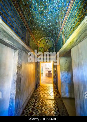 Lunetta decorata con un giovane Cristo guerriero nella volta del nartece - la Cappella di Sant'Andrea, cappella privata del vescovo, costruita ai tempi di Teodorico (fine V secolo) e dedicata a Sant'Andrea - Museo Arcivescovile - Ravenna, Italia Foto Stock