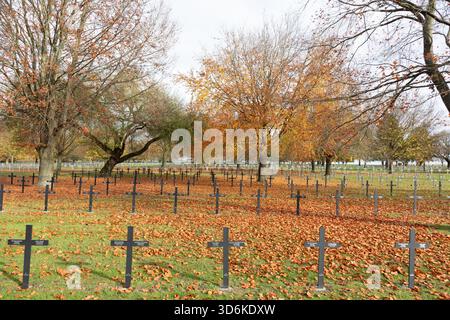 Croci tombe con i nomi dei soldati tedeschi caduti si trovano nel cimitero di guerra tedesco di Neuville-St Vaast, che è stata un'erita mondiale dell'UNESCO Foto Stock