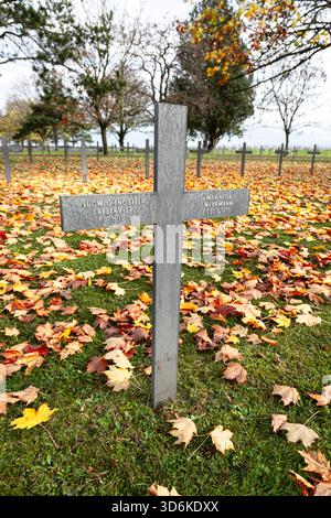Croci tombe con i nomi dei soldati tedeschi caduti si trovano nel cimitero di guerra tedesco di Neuville-St Vaast, che è stata un'erita mondiale dell'UNESCO Foto Stock