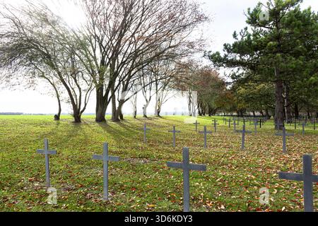 Croci tombe con i nomi dei soldati tedeschi caduti si trovano nel cimitero di guerra tedesco di Neuville-St Vaast, che è stata un'erita mondiale dell'UNESCO Foto Stock